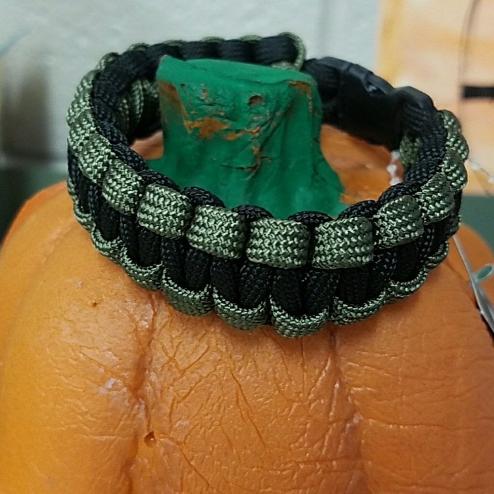 NWT Olive green paracord bracelet